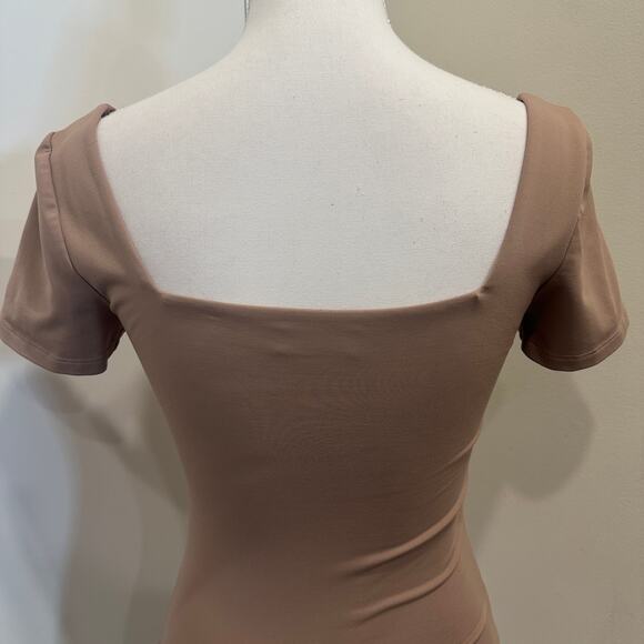 Aritzia Babaton Contour Square Neck Bodysuit Tan Short Sleeve Basic Layer Medium - Picture 6 of 11